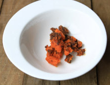 2、火锅粉,调料碗里放上火锅底料，用微波炉打热一分钟，或者隔水蒸热，让其化开