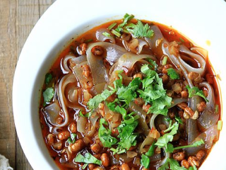 5、火锅粉,捞到调料碗中，撒上大头菜颗粒、酥黄豆和香菜末就可以了。