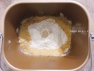 1、健康早餐首选的小麦胚芽餐包,依次将纯牛奶、鸡蛋、盐、糖粉、蛋糕粉、面包粉、小麦胚芽、酵母倒入面包机桶内，和面15分钟。