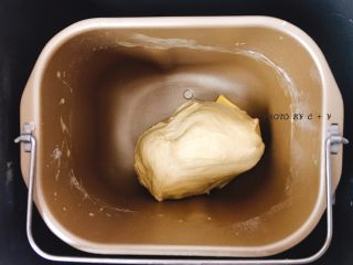 3、健康早餐首选的小麦胚芽餐包,在和面进行了10分钟左右的时候，加入剩余的黄油，继续和面。