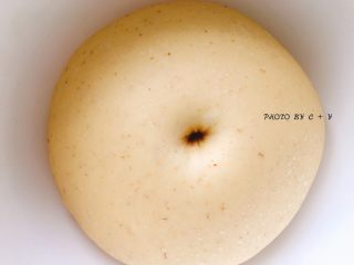 7、健康早餐首选的小麦胚芽餐包,食指沾少许面包粉，伸进面团中间，四周不凹陷不回缩，定格成肚脐眼状即表示发酵完成。