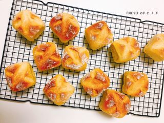 10、健康早餐首选的小麦胚芽餐包,新鲜出炉，倒扣脱模放在冷却架上冷却。