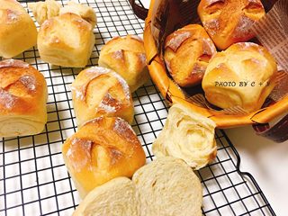 12、健康早餐首选的小麦胚芽餐包,切面。