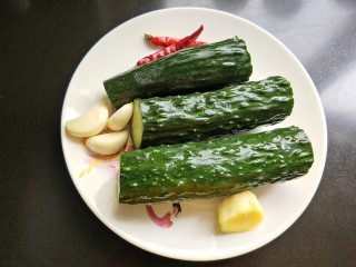 2、凉拌木耳黄瓜,黄瓜,生姜,大蒜,干辣椒洗净。