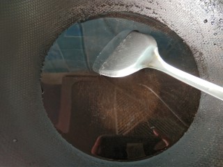 8、凉拌木耳黄瓜,锅内放清水,烧开。