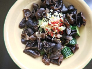 11、凉拌木耳黄瓜,放入生姜,大蒜,干辣椒。