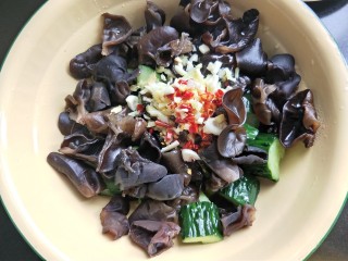 13、凉拌木耳黄瓜,将油浇在佐料上。