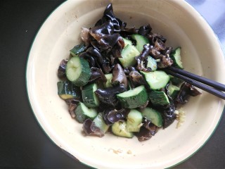 15、凉拌木耳黄瓜,拌匀。