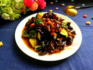 17、凉拌木耳黄瓜,装盘,味道好极啦!