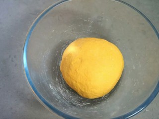 2、秘制千刀肉,面团揉圆放入盆中，蒙保鲜膜在温暖湿润处发酵。