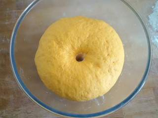 3、秘制千刀肉,待面团时以前的两倍时，手蘸面粉在面团顶部戳洞，不塌陷不回缩，发酵成功。