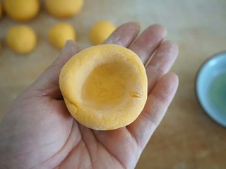 7、秘制千刀肉,取一个大面团捏成碗状，略微高一些深一些