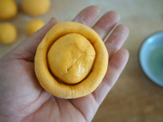 8、秘制千刀肉,在取出一个小面团揉成圆球，蘸油放入小碗中，这样熟后就能顺利取出