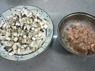 13、秘制千刀肉,平菇切小丁，肉切1厘米的小丁，放一勺淀粉，放点盐抓匀，腌制5分钟