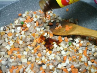 16、秘制千刀肉,撒少许盐，耗油，十三香，翻炒均