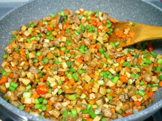 17、秘制千刀肉,最后倒入蒜薹，小米椒，翻炒均匀，蒜薹变色出锅。