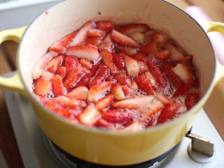 4、草莓果酱,大火煮开后小火慢慢熬