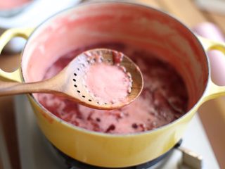 5、草莓果酱,撇去浮沫
