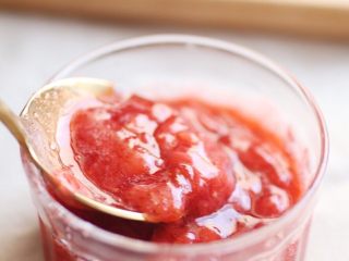 8、草莓果酱,将草莓酱装入瓶中，倒扣