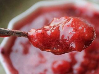 11、草莓果酱,可以配蛋糕，面包，饼干