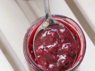 10、草莓果酱,如果加一点树莓和蓝莓，也可以