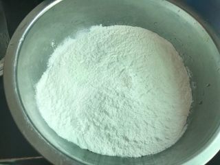 1、肉菜咸汤圆2,糯米粉称好。