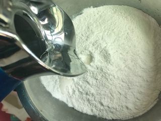 2、肉菜咸汤圆2,少量多次倒入开水。