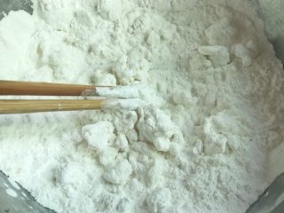3、肉菜咸汤圆2,用筷子划成絮状，觉得干再加水。