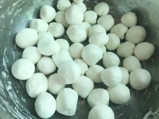 5、肉菜咸汤圆2,揪出小剂子搓圆。
