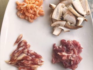 6、肉菜咸汤圆2,准备材料。