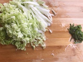 7、肉菜咸汤圆2,白菜和葱花切好。