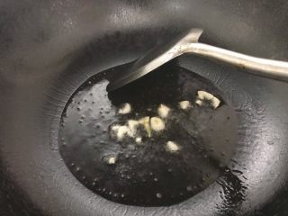 8、肉菜咸汤圆2,大火油锅，放入蒜蓉。