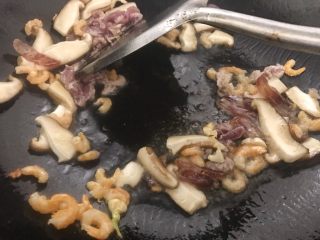 9、肉菜咸汤圆2,放入步骤6中的材料翻炒。