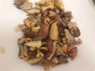11、肉菜咸汤圆2,炒香后盛出备用。