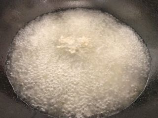 12、肉菜咸汤圆2,大火烧开水。