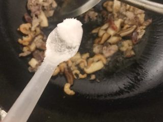 10、肉菜咸汤圆2,加点盐。