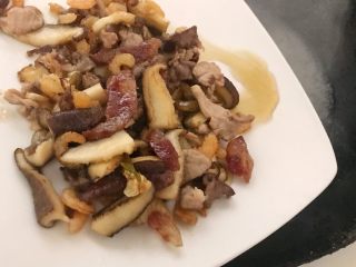 13、肉菜咸汤圆2,放入炒香的材料。