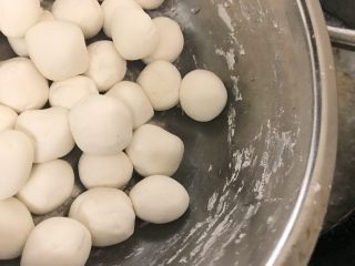 14、肉菜咸汤圆2,倒入汤圆。用锅铲推推锅底避免粘锅