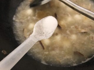 15、肉菜咸汤圆2,调味。加点盐。