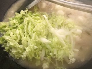 18、肉菜咸汤圆2,加入白菜。