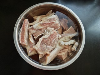 2、一锅炖  番茄萝卜炖牛腩,牛腩提前泡出血水洗净。