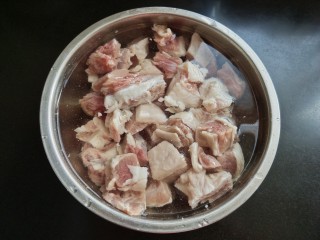 3、一锅炖  番茄萝卜炖牛腩,牛腩切块，泡血水。