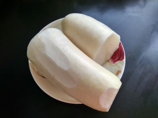 5、一锅炖  番茄萝卜炖牛腩,准备好萝卜。