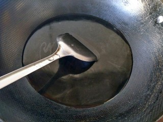 8、一锅炖  番茄萝卜炖牛腩,锅内放冷水。