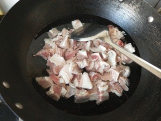 9、一锅炖  番茄萝卜炖牛腩,将牛腩冷水下锅焯水。