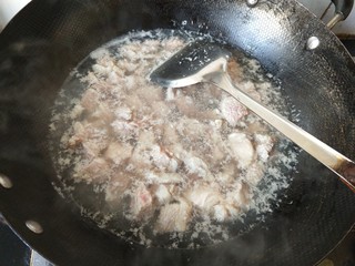 10、一锅炖  番茄萝卜炖牛腩,水开后捞出。