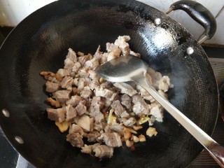 11、一锅炖  番茄萝卜炖牛腩,锅内放油，将生姜，干辣椒，花椒爆香，倒入牛腩。