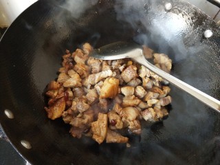 12、一锅炖  番茄萝卜炖牛腩,依次放料酒，酱油，盐，草果，香叶翻炒。