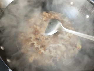 13、一锅炖  番茄萝卜炖牛腩,倒入开水，烧开。