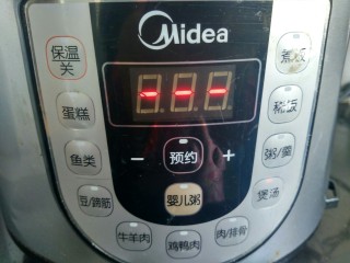 15、一锅炖  番茄萝卜炖牛腩,电压力锅插电，按煲汤键。